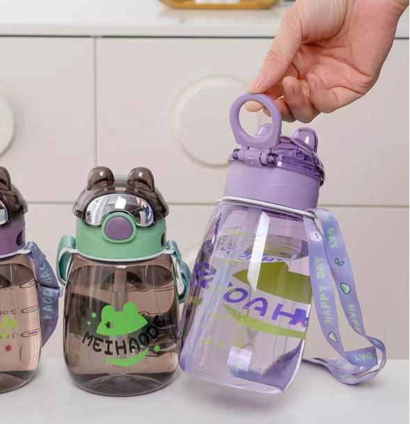 Bình uống nước trẻ em 500ml hình gấu mang theo-chi tiết quai xách